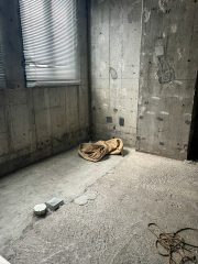 幕張本郷 ホテル FAMY コンクリート打ちっぱなし風の部屋